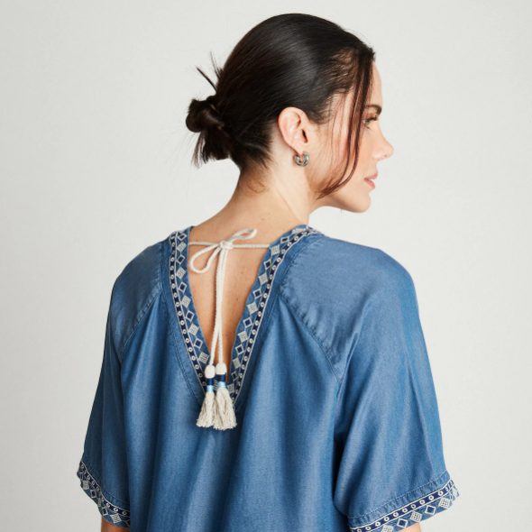 VESTIDO CORTO MANGA CODO Y APLICACION CUELLO