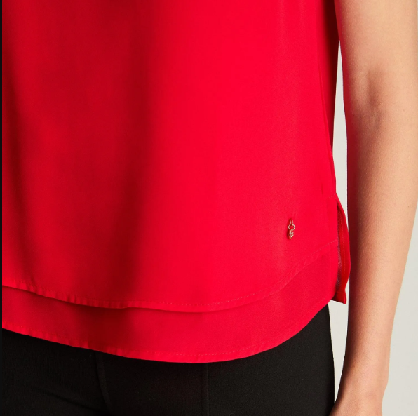 BLUSA SIN MANGA CON CAPA ROJA 206425